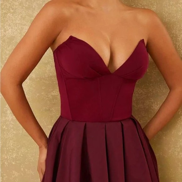 Elegant Burgundy Strapless Dress - Picture 3 of 3